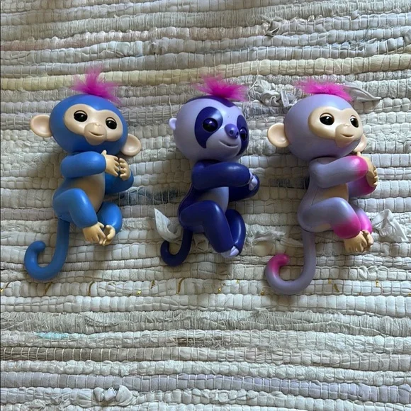 Three Fingerlings and a Playset - Picture 9 of 9